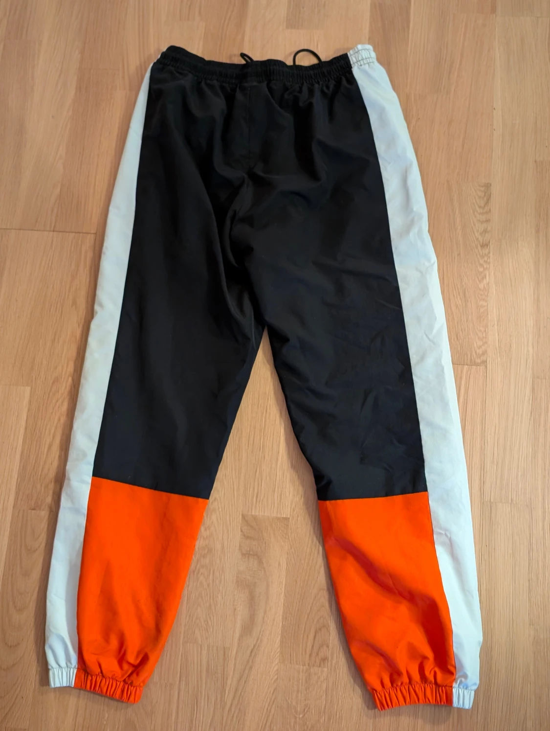 Färgglada träningsbyxor från Lacoste - 1