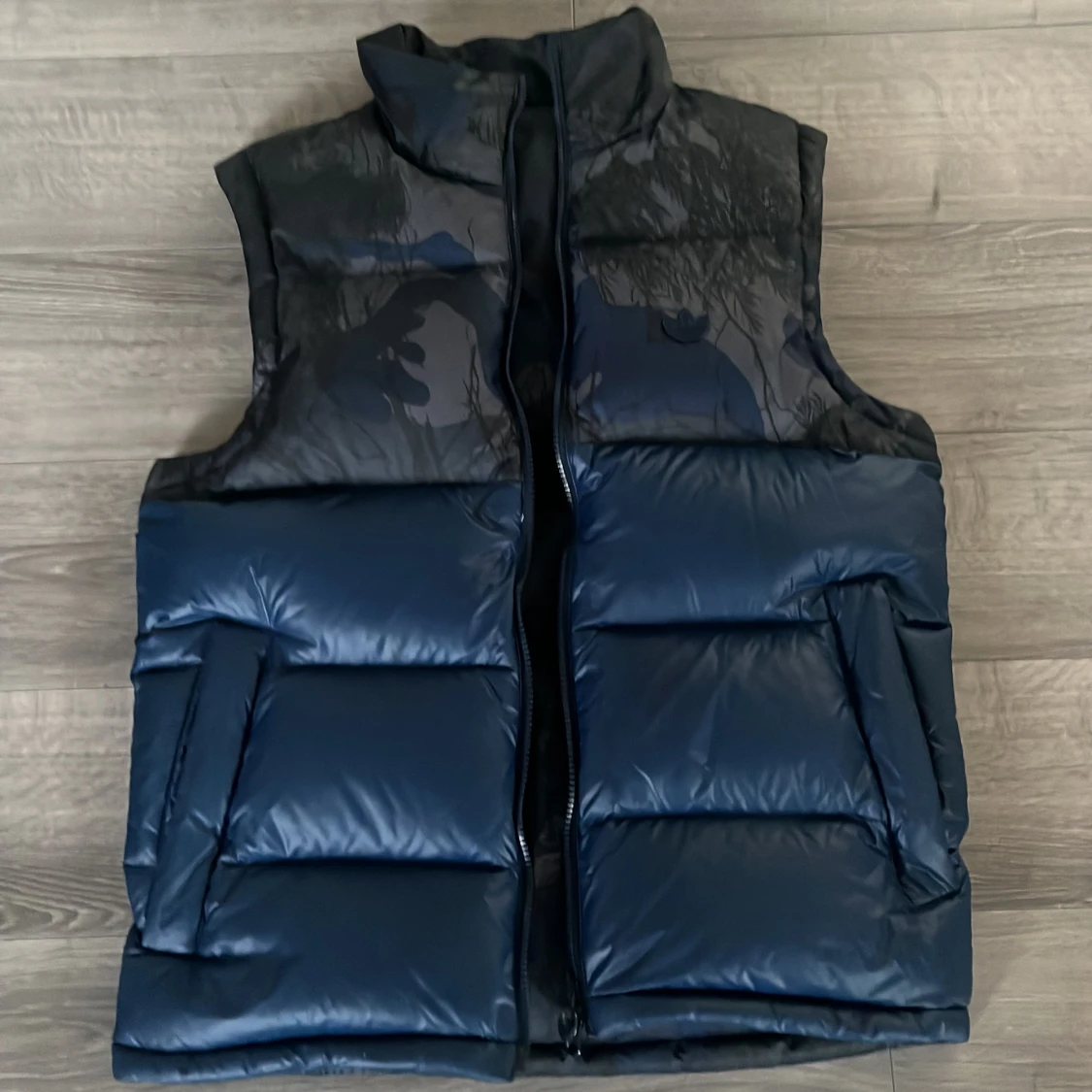 Blå dunväst med camomönster från Adidas