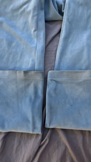 Blå mjukisbyxor Juicy Couture  - Säljer ett par ljusblå mjukisbyxor från Juicy Couture i storlek M. Bra skick endast lite smutsiga längst ner på hälen men inget som märks under användning💞