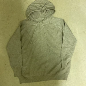 Grå Kashmir hoodie - Storlek XS säljer på grund av att den är för liten för mig 