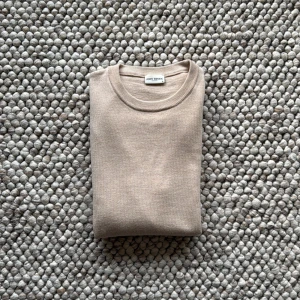 John Henric Merino ull tröja - Säljer nu min Merino ull tröja från John Henric i storlek S. Tröjan är i bra skick inga hål och knappt nopprig alls. Lite gullad på märket i nacken men ingen annan defekt. Vid frågor är det bara att höra av sig! 📩