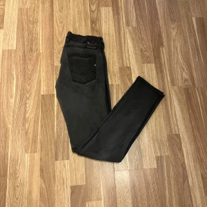 Replay anbass 29/34 - Nu säljer vi ett par riktigt feta Replay anbass i storleken 29/34! Skick:10/10! För mer info,bilder eller priser, så är det bara att höra av sig!🤩