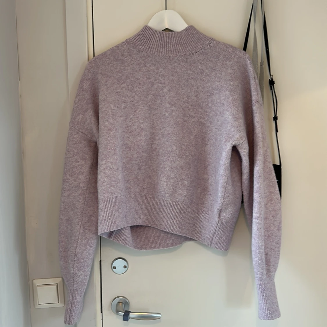 Ljuslila stickad polotröja