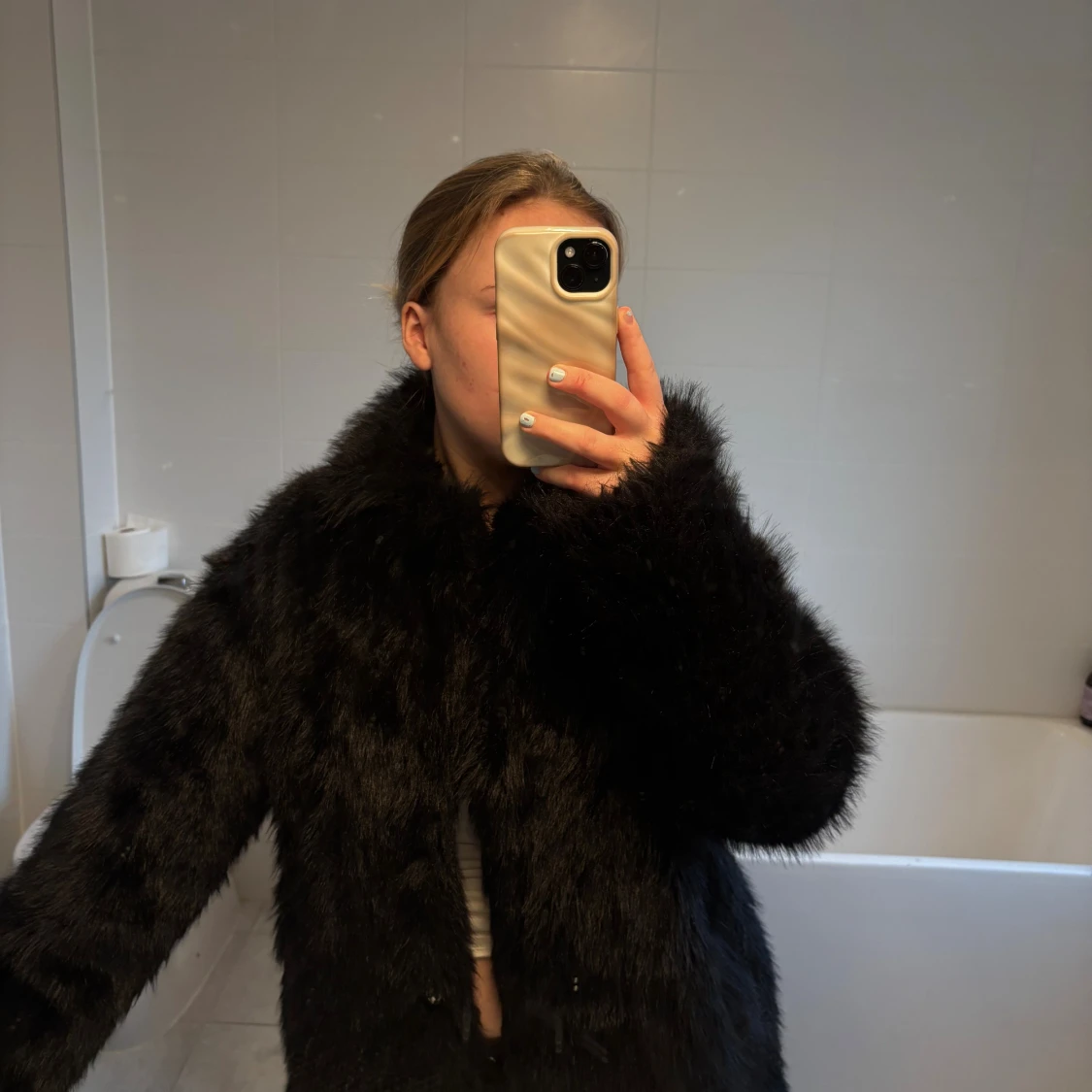 Svart fusk pälsjacka med fluffig look