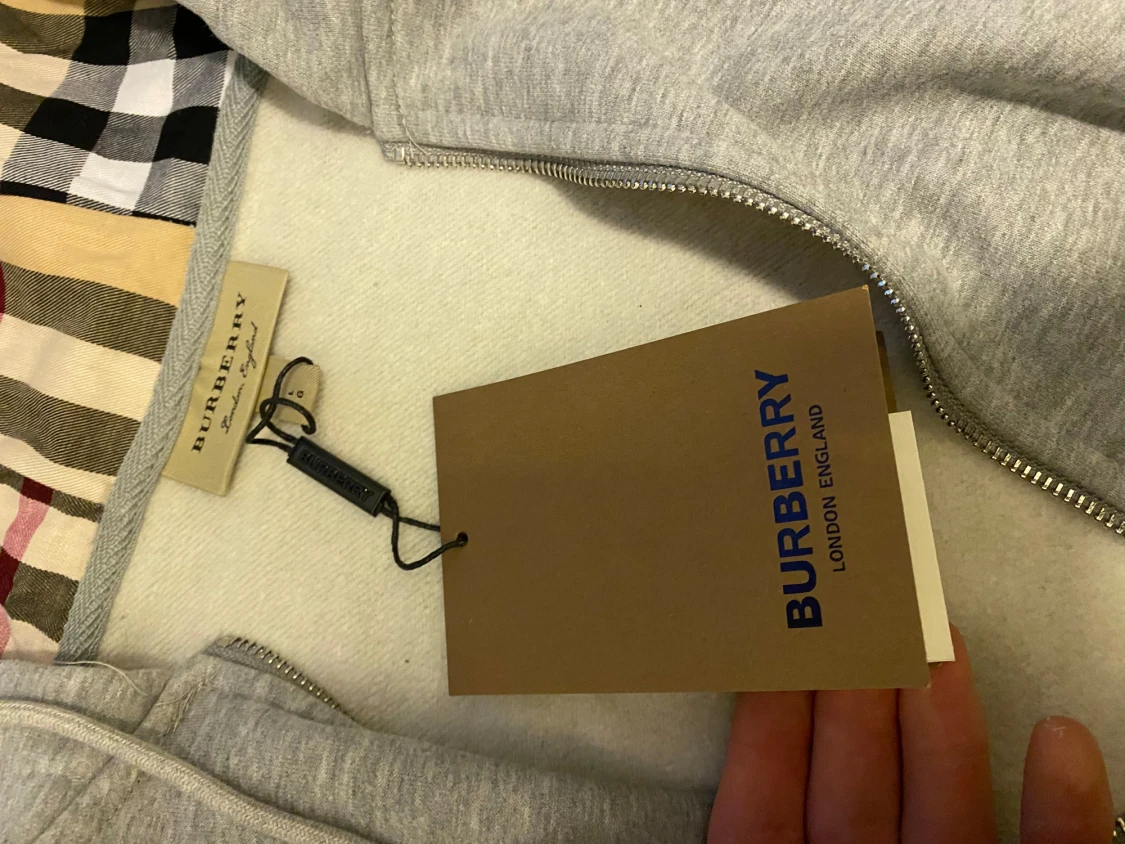 Grå hoodie från Burberry med dragkedja