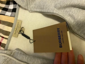 Grå hoodie från Burberry med dragkedja - Byrberry hoodie storlek M