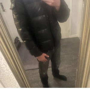 Momcler maya  - .perfekta vinter-höst jackan luvan går att ta av dem är riktigt stil ren lätt och klä sig i alla taggar är tyvär av Priser ligger på 2100 Storlek S