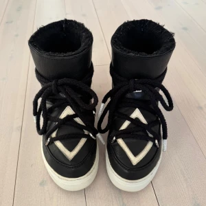 Inuikii vinterskor  - Säljer dessa sjukt fina inuikii skor. Supervarma och i mycket fint skick. Inga skador förutom aningen sliten yttersula från användning, (se sista bilden). 