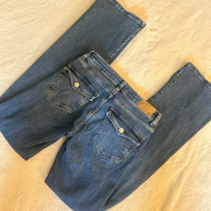 Lager 157 - ”90’s boot” - Snygga blå jeans från lager 157. Använts ett fåtal gånger. Sitter perfekt på mig som är 170 cm. Om det är något ni undra över eller vill veta så är det bara att skriva! Nypris: 300 kr, mitt pris 120 kr😊