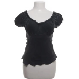 Svart blus från Zara - Supersöt svart blus från Zara med korta puffärmar och lätt rynkade detaljer vid halsringningen.