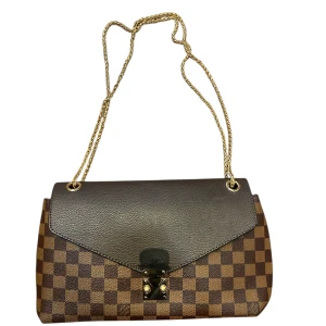 Anna  axelväska med kedja - Snygg axelväska . Väskan har guldfärgad kedja som axelrem, lock i mörkbrunt skinn och röd insida med dragkedja. Perfekt storlek för det viktigaste och har exklusiva detaljer.