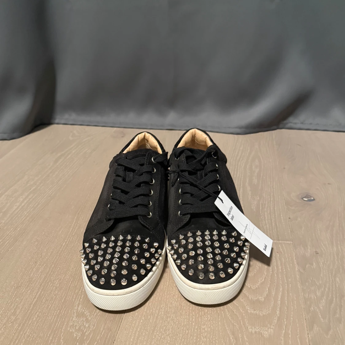 Svarta Louboutins  - 4