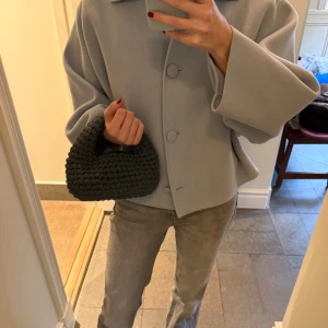 Virkad väska - Supersnygg handgjord väska i färgen blå/grå💓💓