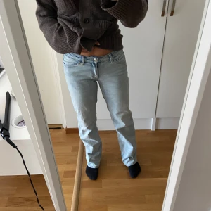 Ljusblå jeans från Stay, straight fit - Säljer ett par ljusblå jeans från Stay med klassisk femficksdesign och raka ben. Jeansen har låg midja och är tillverkade i mjukt denimtyg. 