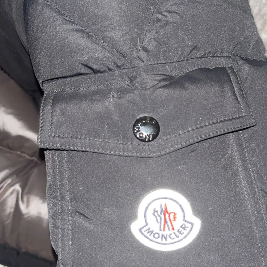 Svart Moncler dunjacka med huva - 2