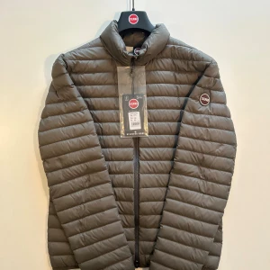 Helt Ny Colmar Jacka Herr Mörkgrå - Stilren och exklusiv dunjacka från Colmar, känd för sin kvalitet och italienska design. Jackan är i deras klassiska och eleganta mörkgråa färg och med deras ikoniska Colmar-emblem på armen. Perfekt till både vardag men även uppklädda tillfällen – lätt, varm och otroligt bekväm. Självklart finns kvitto!  🧥 Storlek: 50/M 🌟 Skick: Helt ny, aldrig använd – lappar och påse kvar! 💰 Nypris hos Colmar: 3 500 kr  Lyxig känsla till ett mycket bättre pris – perfekt till hösten/vintern!