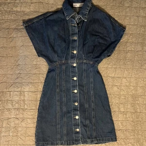 Jeansklänning  - Helt oanvänd klänning från Zara. Prislappen sitter kvar. Lite mindre i storleken. Nypris: 499kr