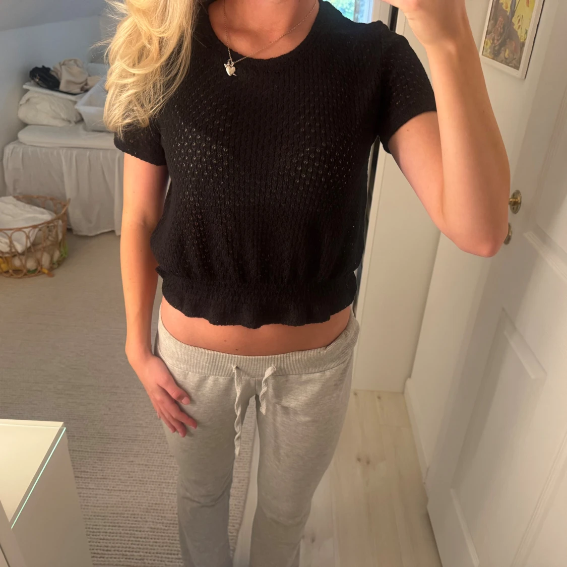 Svart croppad topp med hålmönster - 1