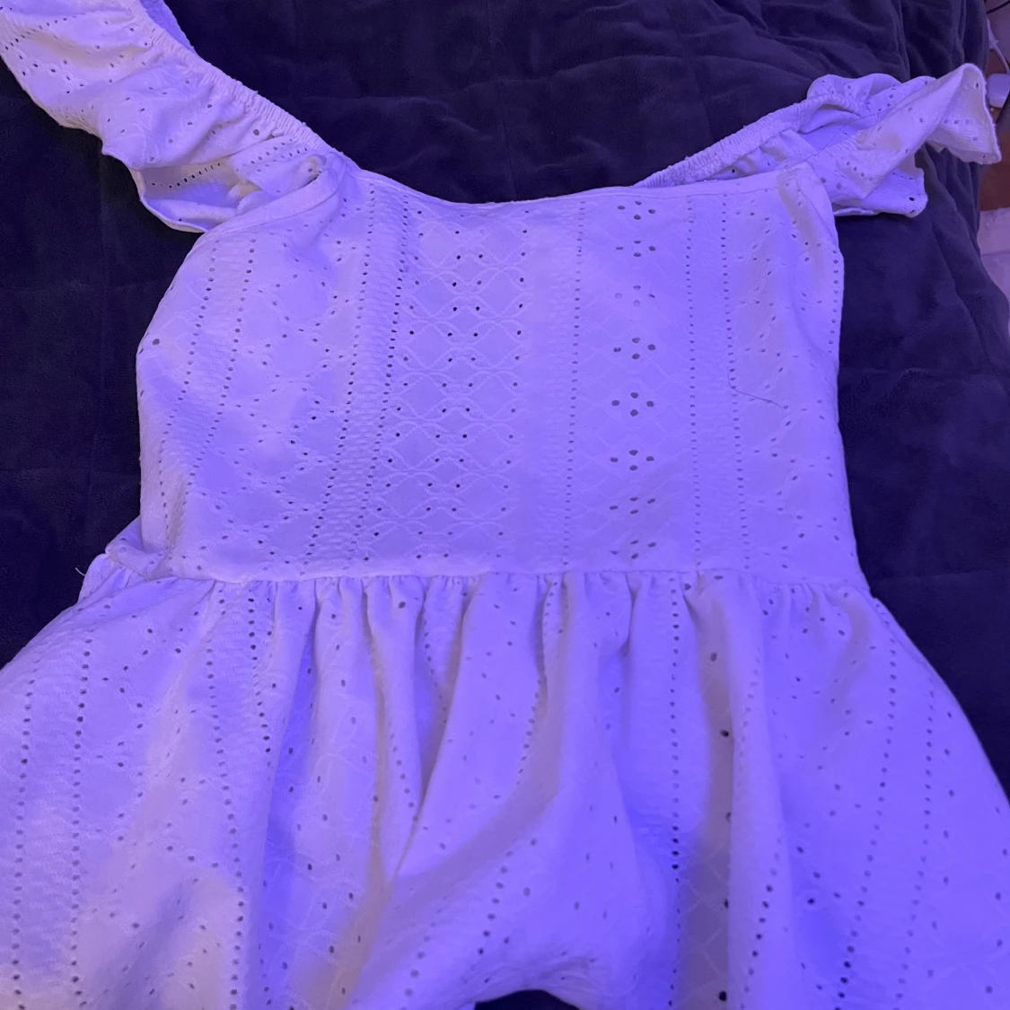 Vit kort klänning med snörning - 1