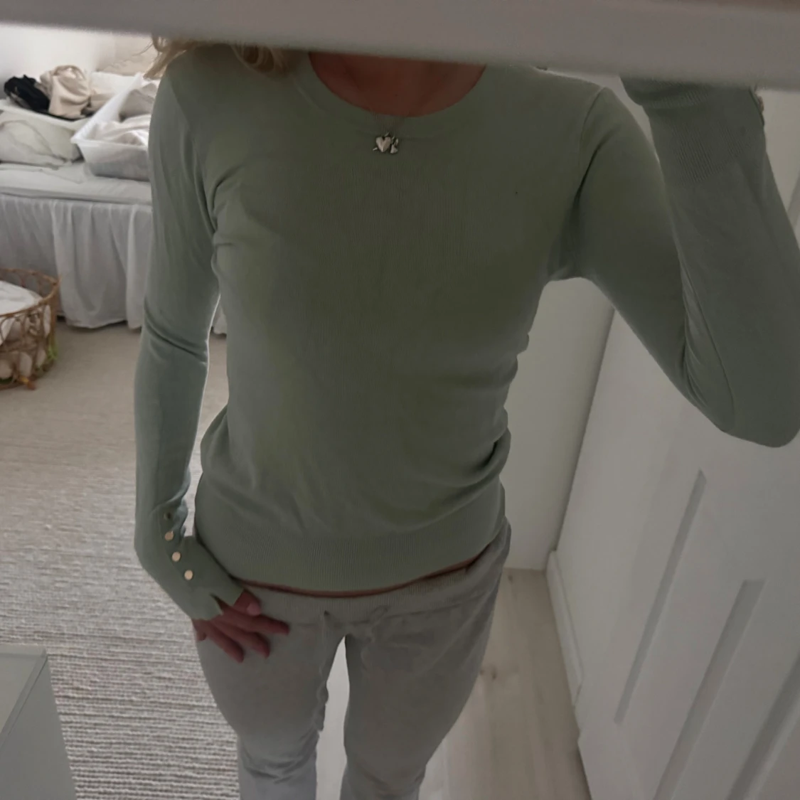 Ljusgrön stickad tröja med knappar - 1