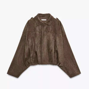 Mocka jacka Zara  - 🫶TRYCK GÄRNA PÅ KÖP NU KAN POSTA IDAG🫶Säljer min populära mocka jacka som varit slutsåld! Satt tyvärr inte som jag ville på mig så säljer vidare. Helt ny med alla prislappar och allt så säljer för de jag köpt den för. 