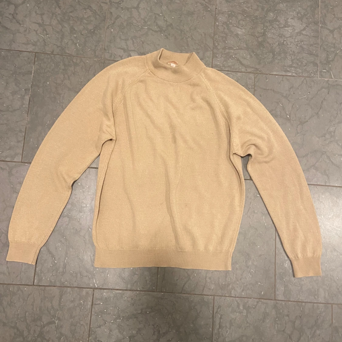 Beige polotröja från Uniqlo