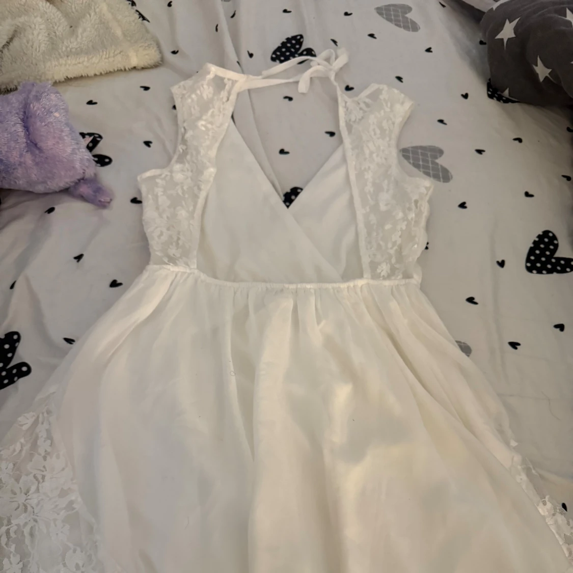 Vit omlottklänning med spetsdetaljer - 1