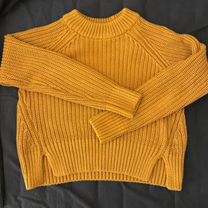 Stickad tröja  - Stickad tröja i mycket bra skick 