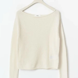 Vit stickad offshoulder-tröja Gina Tricot - Superfin vit stickad tröja från Gina Tricot med offshoulder-skärning och lång ärm. Den är helt slutsåld på hemsidan och är svår att få tag på💞💞Endast använd vid ett tillfälle så mycket gott skick!