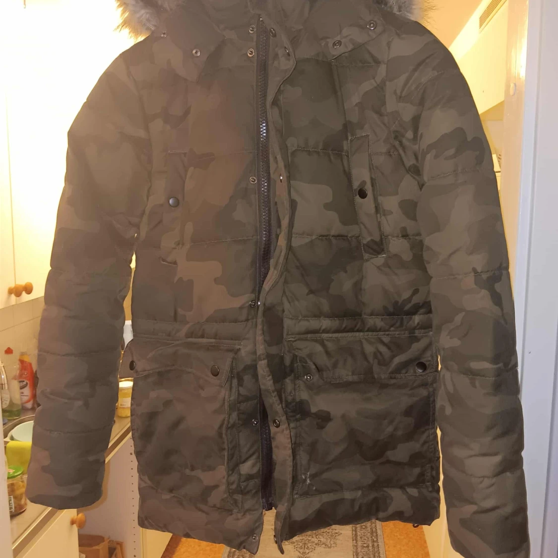 Camouflage pufferjacka med fuskpäls