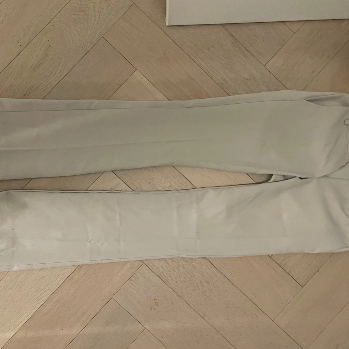 Beiga kostymbyxor från BikBok, strl 34 - 3