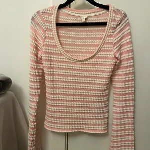 Rosa tröja - Helt ny och oanvänd rosa randig tröja från Nelly, lite stor i storlek