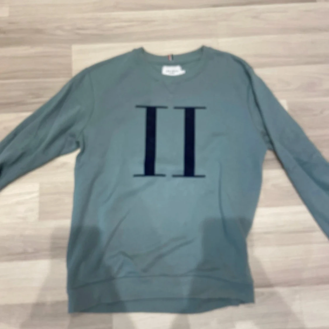 Blå sweatshirt från Les Deux med tryck