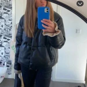 vinterjacka - säljer denna jättenajs vinterjackan, då jag köpt en ny💞jättefint skick förutom lite sminkfläckar på kragen (bild 4) men tror de går bort om man tvättar!!💞💞
