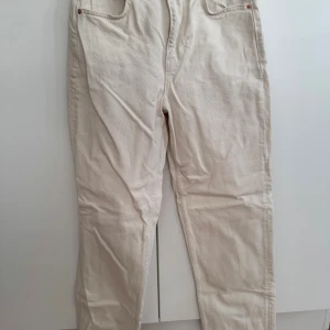 Beigea jeans från Gina Tricot - Beiga jeans från Gina Tricot i modellen Perfect Jeans. Byxorna har klassisk femficksdesign, raka ben och normal passform. Har använts några gånger och säljs då de numera är för små för mig. 