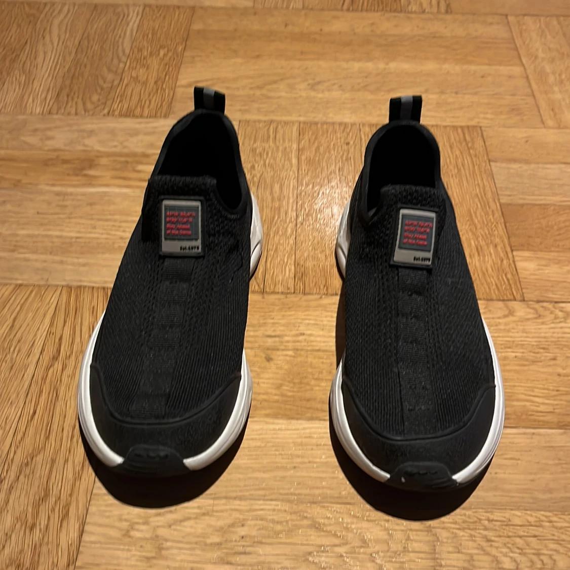 Svarta slip-on sneakers med vit sula från Zara som man kan ha som grmpaskor på idrotten. - 4