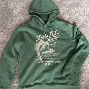 Grön hoodie från Polo Ralph Lauren - Säljer denna riktigt feta och eftertraktade hoodie från Polo Ralph lauren. Kan även tänka mig att byta mot en likadan fast i storlek S.