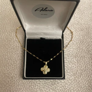 Guldpläterad halsband - Rostfritt, boxen på bilden ingår ej 🌸