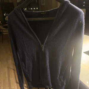 Lawrence grey Kashmir zip hoodie - Riktigt fet Kashmir zip hoodie från Lawrence grey i 100% Kashmir nypris e 1500++ säljer för endast 399!