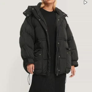 Puffer jacket oversize  - Puffer jacket med fickor och justerbar midja. Storlek S men passar oversize. Köpt för 900 kr 