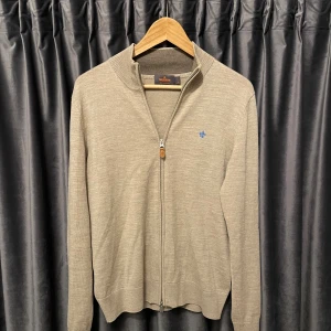 Morris fullzip  - Morris - full zip - skick 9/10, mycket fint skick - stl S - otroligt snygg och skön tröja, perfekt till vintern och lätt att matcha! - hör av er vid frågor🙌