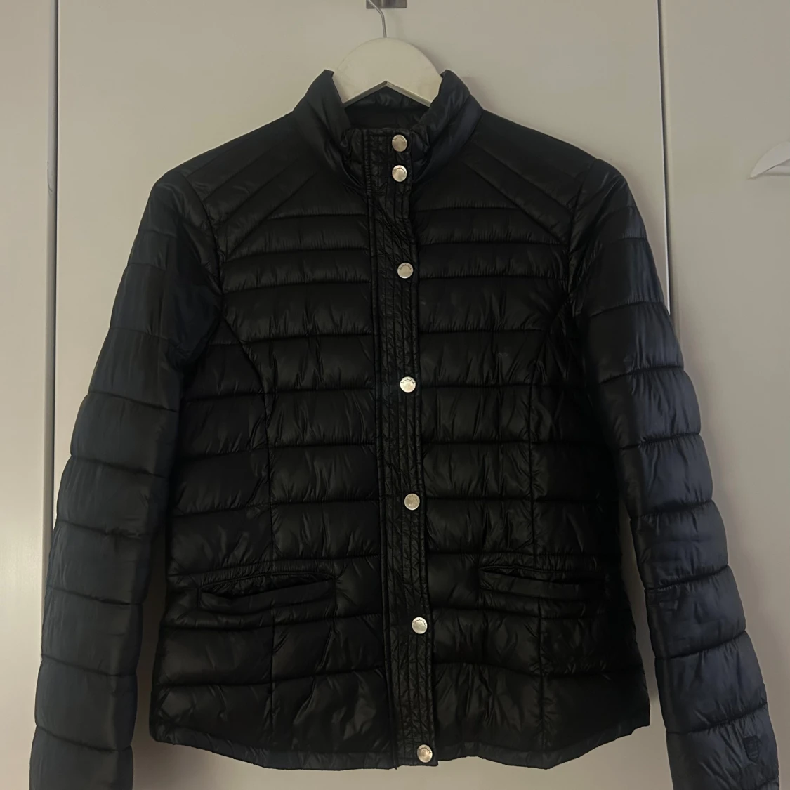 Svart quiltad pufferjacka Bondelid