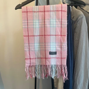 Burberry halsduk - En riktigt najs burberry halsduk/scarf i en skön rosa färg. Funkar för både man/kvinna om man klär den rätt. Nypris ligger på ett par tusen, mitt pris 499. Pris kan diskuteras. Skicka iväg ett dm vid frågor.