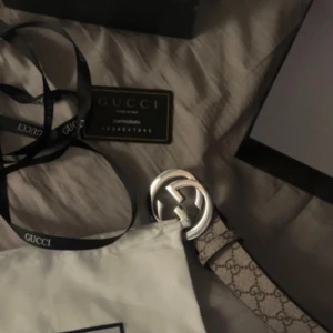 Gucci bälte - Bara testad på men passade ej. Köptes i utlandet därav ett icke-svenskt kvitto. Kommer med all originalförpackning. Pris kan diskuteras vid snabbaffär.