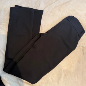 Svarta kostymbyxor från Gina Tricot Young  - Snygga svarta kostymbyxor från Gina Tricot Young. Lågmidjade med bootcut passform