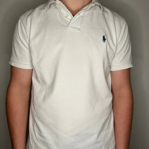 Vit pikétröja från Ralph Lauren - Vit Ralph Laurent piké storlek M använd ett få tal gånger 9/10 skick