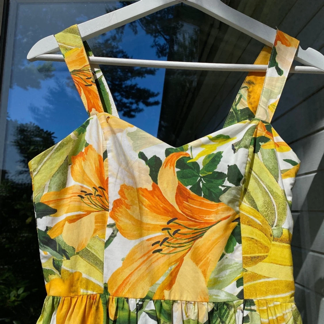 Underbar volangklänning - 3