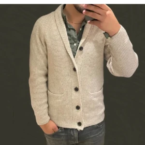 Stickad cardigan  - I princip nya, inga defekter. Vårat pris endast 599 priset kan alltid diskuteras 