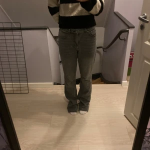Grå boutcut jeans  - Säljer ett par grå perfekt jeans ginatricot storlek 38, boutcut. Jeansen har klassisk femficksdesign. Säljer dom på grund av att dom var förstora på mig (är ca 165 cm) Fint skick.🤩