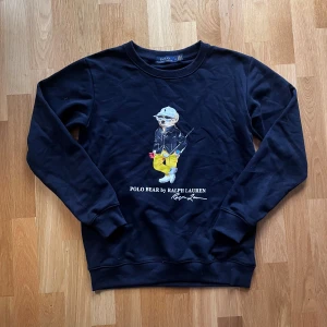 Polo Bear Ralph Lauren - mörkblå tröja - Säljer en Polo Bear tröja🙌🏻| Storlek M | Skick 9.5/10🔥| Skriv vid minsta fundering 💭 
